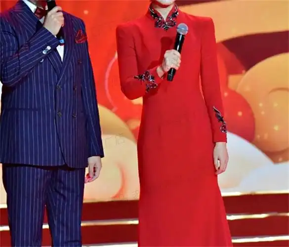 高定2021春晚同款主持礼服红色长袖刺绣西装礼服