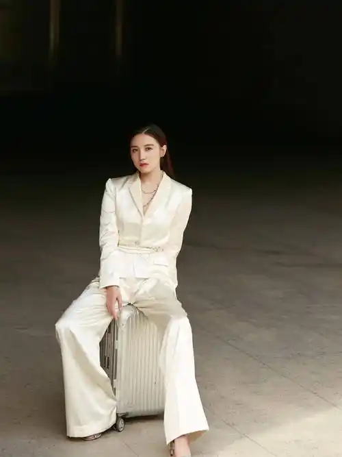 原创39岁宋佳真会穿搭t恤牛仔裤秀身材真是减龄又少女啊