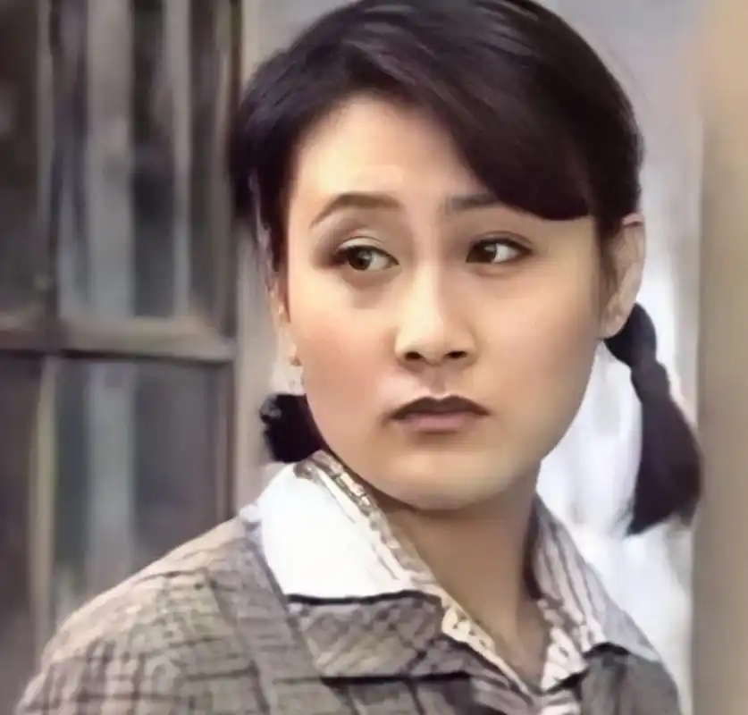 1989年,《渴望》拍到一半时,饰演刘慧芳的张凯丽哀求导演说:"导演,你