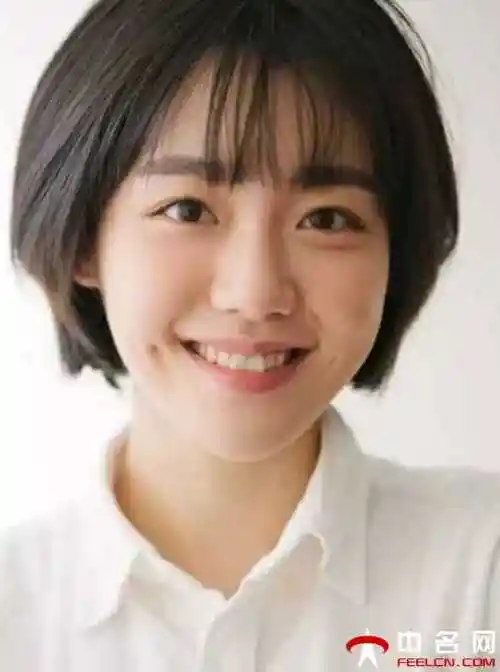 很漂亮的鹅蛋脸的高中生,很好看的一款短发发型,头发有点小卷式的