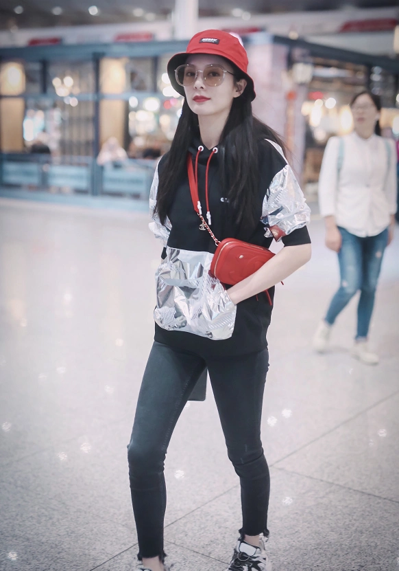 傅菁穿拼接卫衣搭配牛仔裤,一副小清新的打扮,非常亮眼!