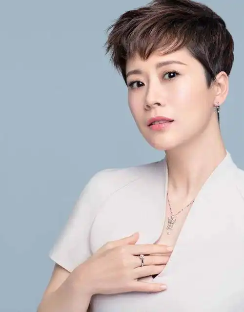 年龄40岁女明星,余男刘涛海清,四十岁依然美丽依旧,她却不一样