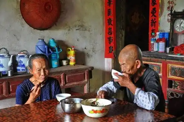 春节时,农村"假孝顺"风气蔓延,年轻人沾沾自喜,父母苦不堪言