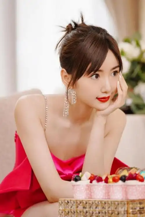 毛晓彤裙子颜色太艳丽显得皮肤很嫩白越看越有少女感