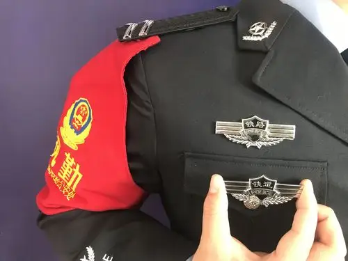 秦皇岛公安处玉田北所组织开展更换胸徽仪式.
