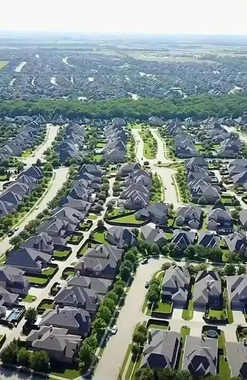 这是美国郊区普通人的住宅区,整个连成一片,仿佛遍地开花,富人都跑