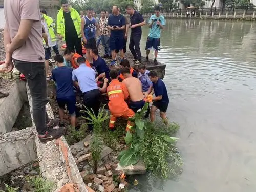 为警察蜀黍点赞#男子不慎落水,民警下水救人】