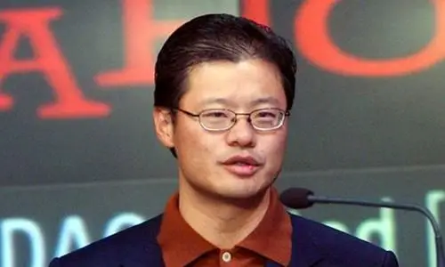 好多人都已经不记得这位ceo,他的名字叫杨致远,曾经是雅虎的创始人