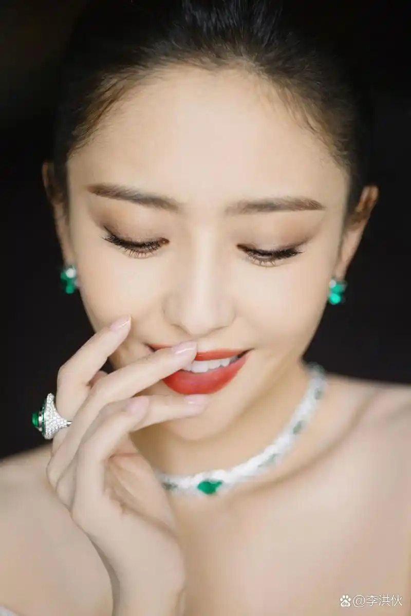 作为宝格丽的老朋友,佟丽娅满身珠光宝气,绝对算得上宝格丽盛典上的