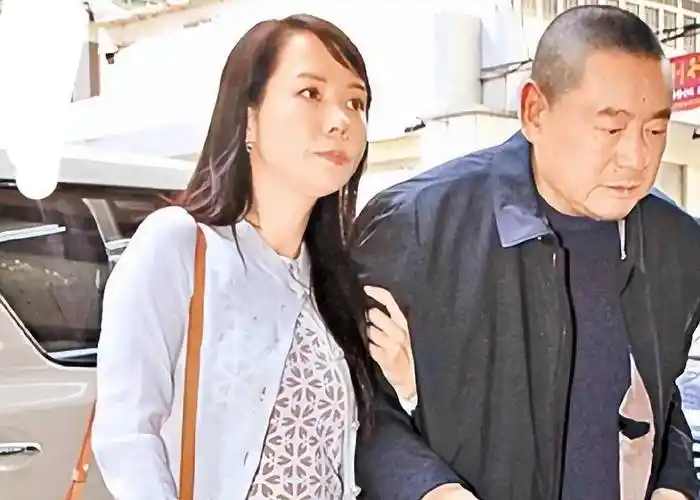 豪门弃女刘秀盈晒父亲刘銮雄送的花,却被嘲笑:不如你妹十亿豪宅