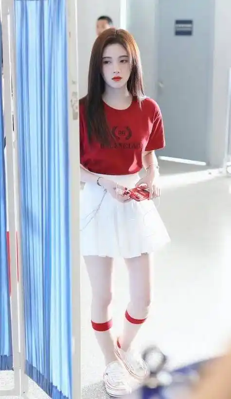 鞠婧祎"绿茶坐姿"爆火,膝盖与肩膀平行,体重过百的人模仿不来_身高