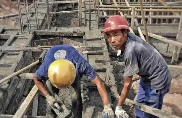 你见过炎热的夏天满头大汗的建筑工人吗?