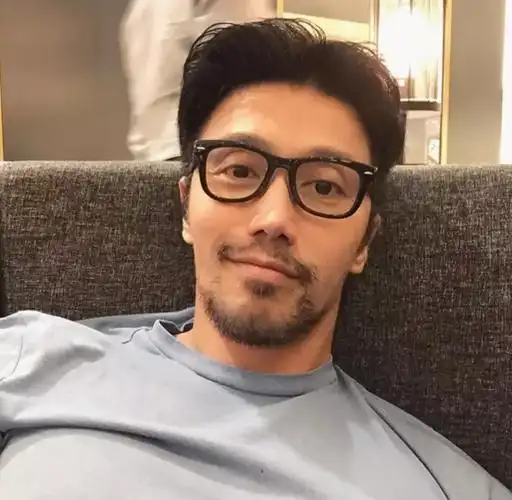 50岁帅大叔刷爆朋友圈,颜值身材秒杀所有男明星,我想给他生猴子!