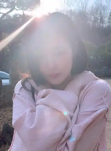 雪莉晒草地打滚娇笑视频 满满仙女既视感