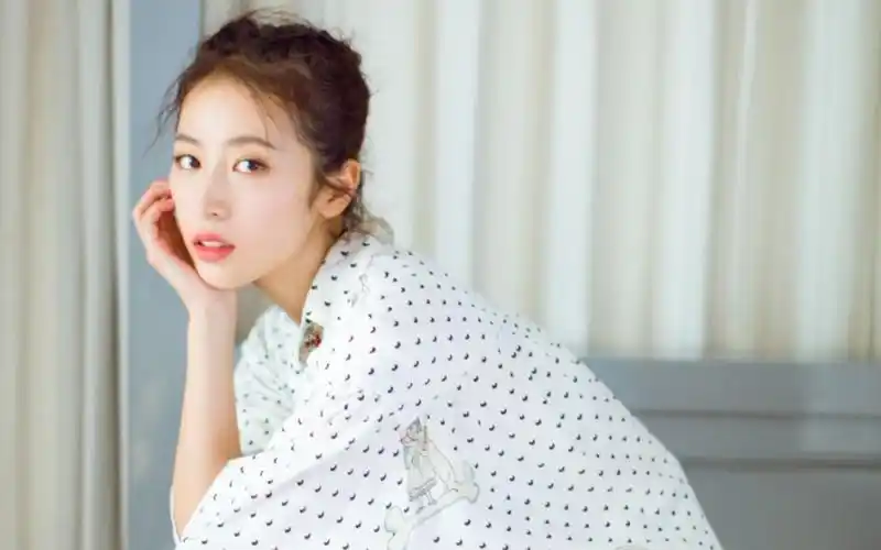 周雨彤面相八字分析