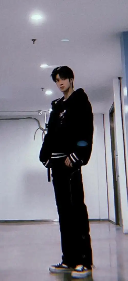 刘耀文窗边氛围感随拍照##刘耀文没有拍到落日的傍晚