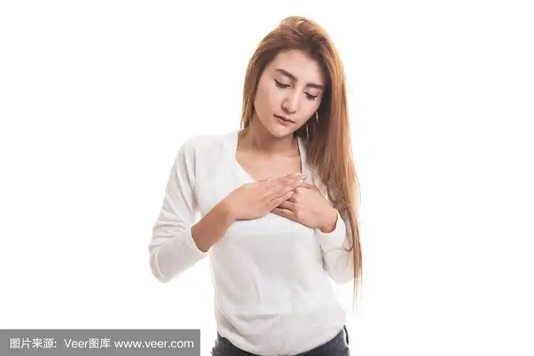 一个年轻的亚洲女人胸口痛.