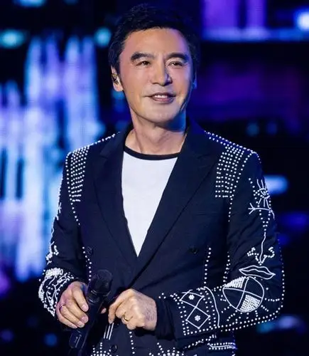 67岁钟镇涛露面,穿古装状态超好,与55岁温兆伦同框像同龄人