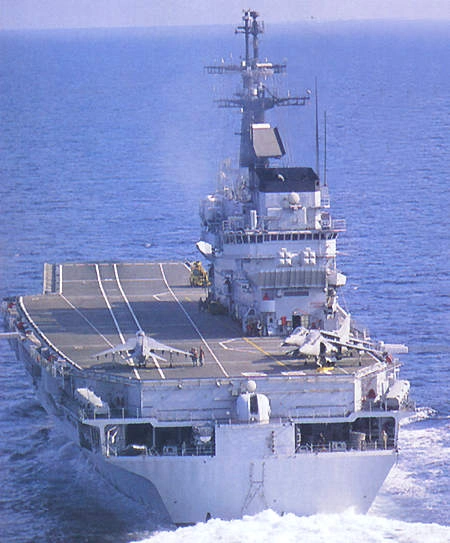 做出大胆尝试,并由此出现了新的航母"变形"体,这其中最突出的是意大利