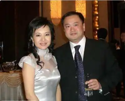 知性的女主持人似乎总特别受待见,在眼前的smg里能算得上知性的女主播