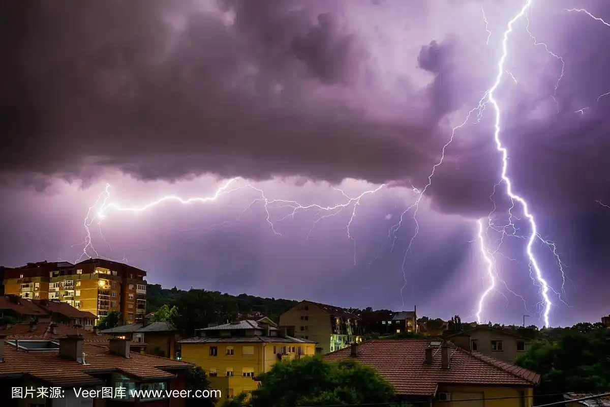 城市上空的雷雨云和闪电