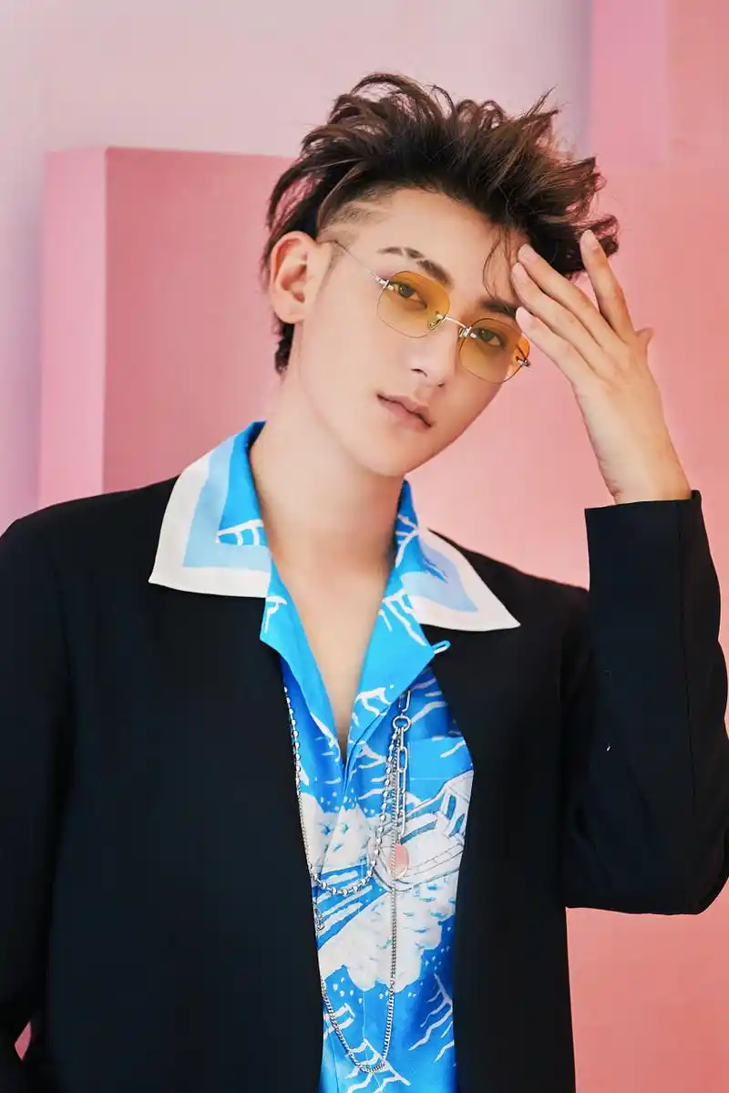 黄子韬@黄子韬创造营2020 练习室里一抹纯净的蓝,是头戴橙色发带活力