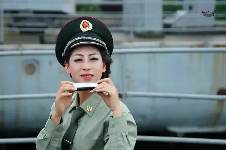 文艺女兵笑一笑