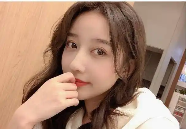 《非诚勿扰》的"最美女观众",被导演看中后力捧,如今她怎样了