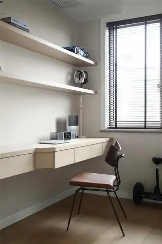 书桌和搁板都是木工现场打制的,外贴kd