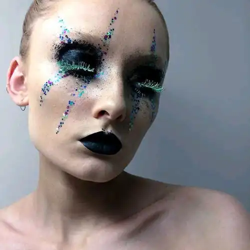 如此夸张的妆容在t台上舞台上戏剧中以及时尚写真中都是很常见的