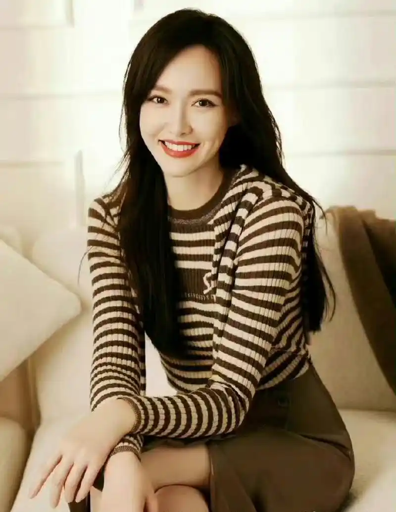 唐嫣毛衣穿搭时尚随拍,颜值拉满!