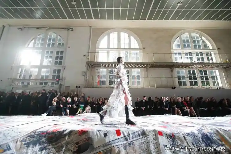 模特们t台走秀如何摆造型_动作_脚位_表演