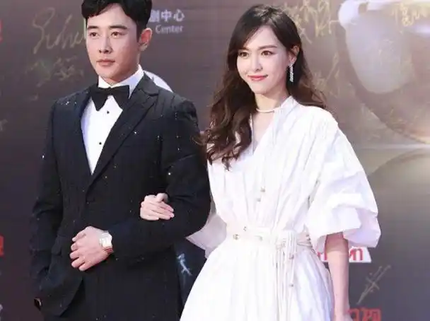 离开邱泽的唐嫣,嫁给了老实巴交的罗晋,他们的女儿小小糖粘爸爸