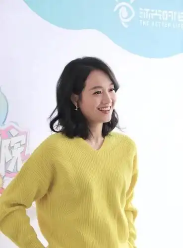 朱丹剪波波头年轻10岁不止,黄色针织衫搭配白色休闲裤