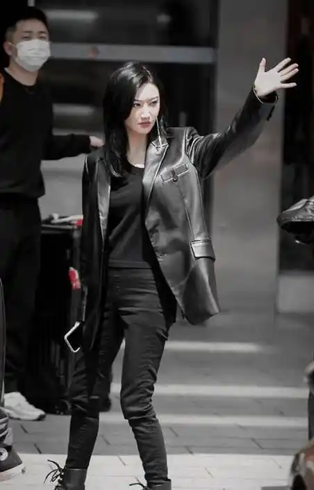 景甜终于换风格了,穿皮质西装尽显霸气御姐范,眼神凛冽不好惹_造型