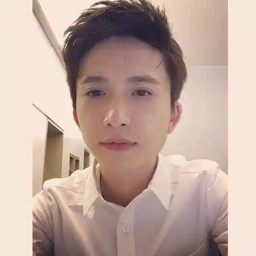 p>邱锋泽,男,新加坡创作歌手,英文名kenny,因为喜欢音乐,经会作曲的