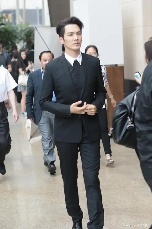 王阳来演盛方庭,两位演员年龄感上,钟汉良比王阳看上去小,所以剧情