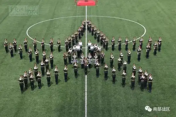 解放军驻澳部队举行第13次军营开放日零距离领略劲旅风采