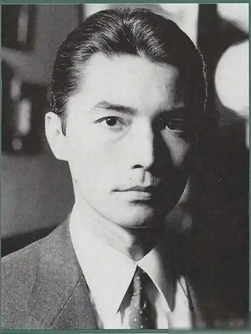 这个曾经登峰造从爱情到孤独然而,即便身居巅峰,尊龙依然面对着好莱坞