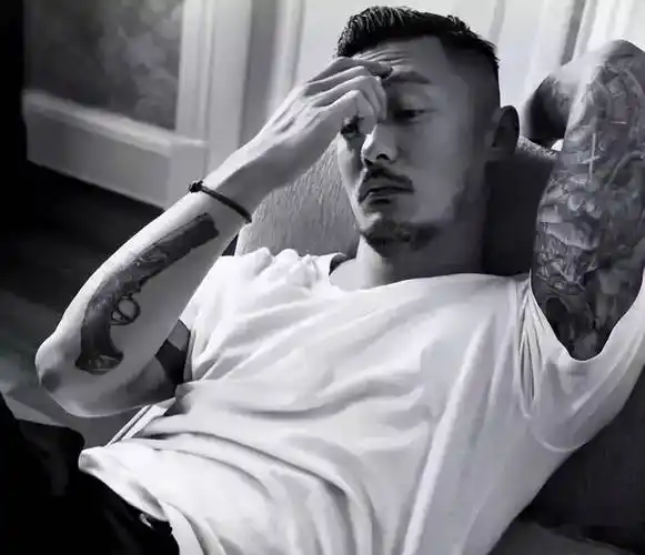 在近代战争中枪也是许多纹身师选择的发挥方式在古代盾牌上描绘不同的