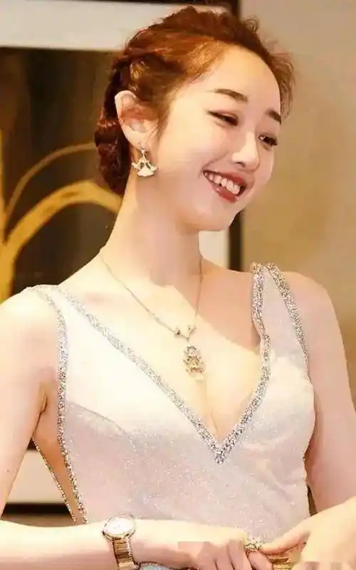 蒋梦婕:从林黛玉到性感女神的华丽转身,这组写真让人心动不已