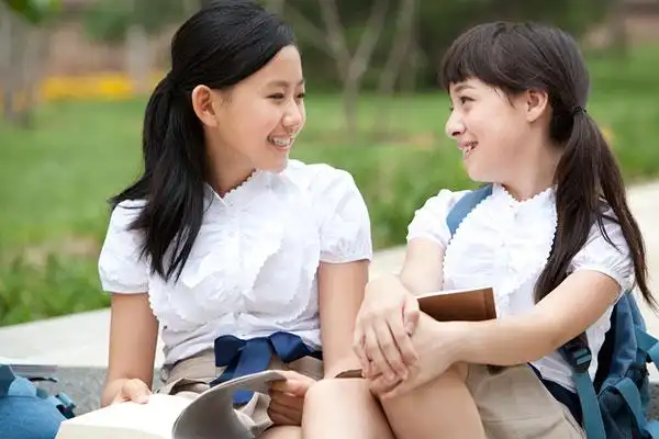 两个小学生在上学路上_手机壁纸_全景壁纸