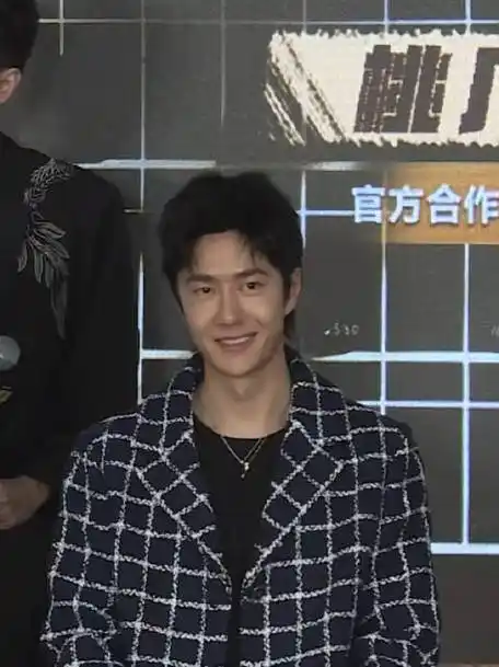 王一博你终于不戴帽子了