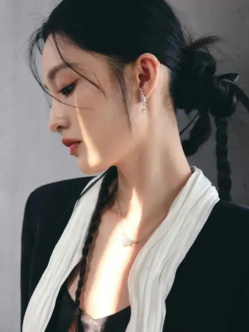 李沁暗夜千金妆##李沁飘带短裤西装