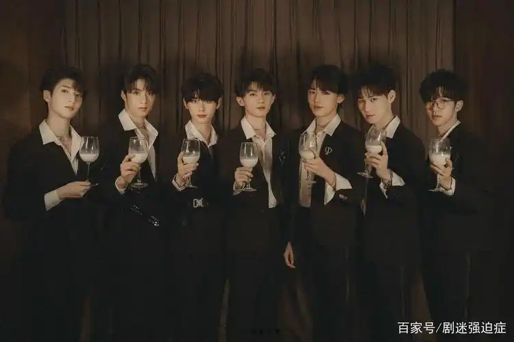 时代少年团严浩翔侧颜杀优越下颌线高挺鼻梁深邃眼神杀