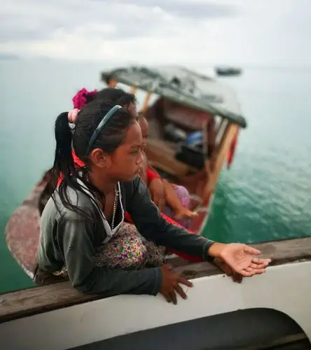 巴瑶族索要礼物的小女孩