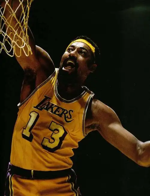 他天赋很高创造单场得100分的纪录退役后还拿到学士学位