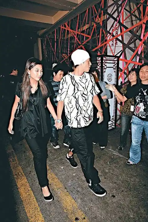 曾是陈冠希首位公开女友,家族背景深厚,如今罕见露面气质出众