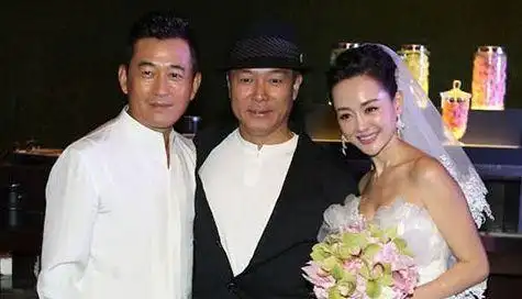 53岁王志飞近照,与娇妻相识3天就闪婚,对前妻儿子视而不见!