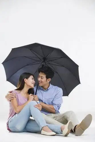 东方人,成年人,两个人,丈夫,妻子,坐,笑,微笑,露齿笑,竖图,留白,白色